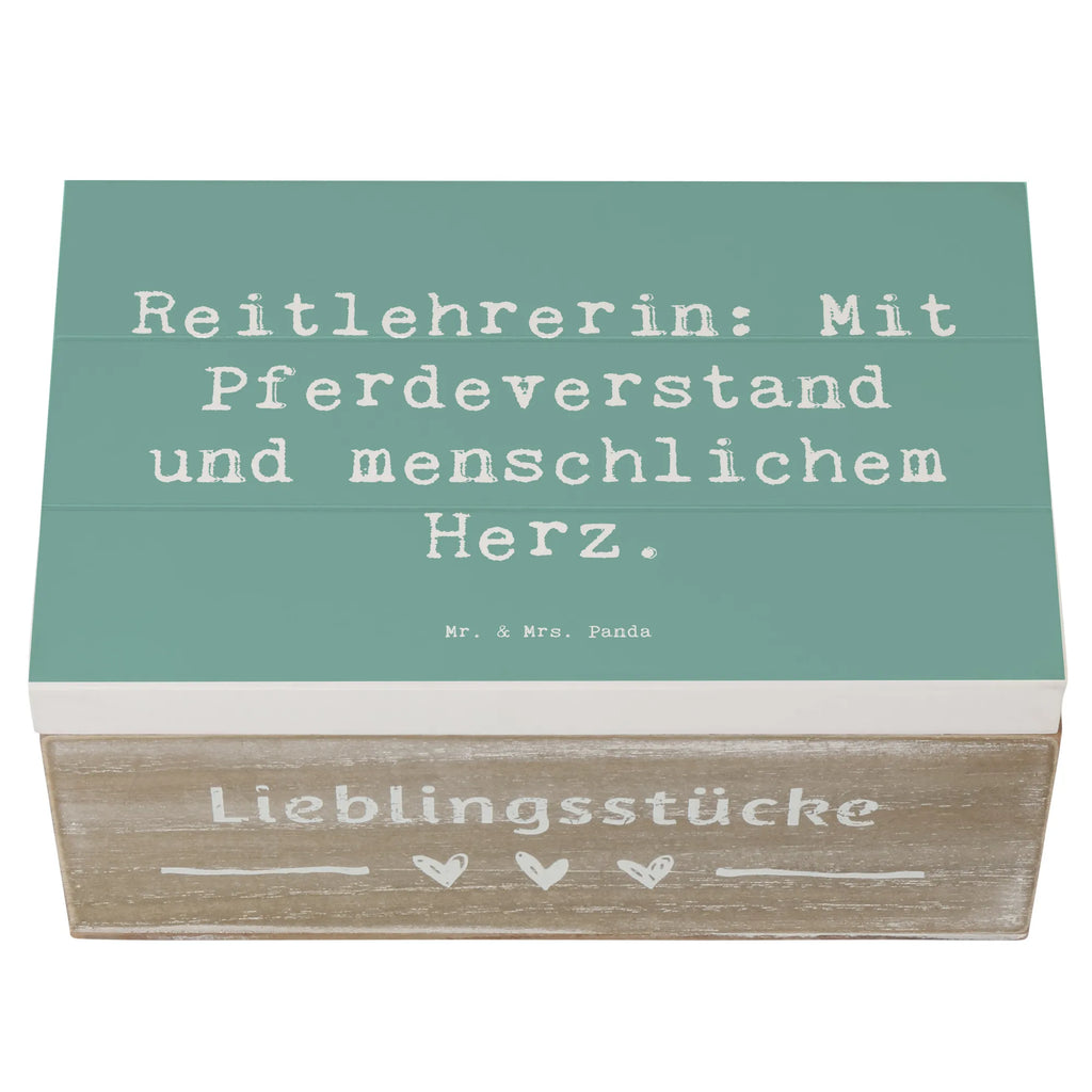 Holzkiste Spruch Reitlehrerin: Mit Pferdeverstand und menschlichem Herz. Holzkiste, Kiste, Schatzkiste, Truhe, Schatulle, XXL, Erinnerungsbox, Erinnerungskiste, Dekokiste, Aufbewahrungsbox, Geschenkbox, Geschenkdose, Beruf, Ausbildung, Jubiläum, Abschied, Rente, Kollege, Kollegin, Geschenk, Schenken, Arbeitskollege, Mitarbeiter, Firma, Danke, Dankeschön