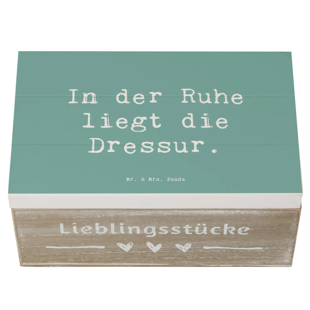 Holzkiste Spruch In der Ruhe liegt die Dressur. Holzkiste, Kiste, Schatzkiste, Truhe, Schatulle, XXL, Erinnerungsbox, Erinnerungskiste, Dekokiste, Aufbewahrungsbox, Geschenkbox, Geschenkdose, Beruf, Ausbildung, Jubiläum, Abschied, Rente, Kollege, Kollegin, Geschenk, Schenken, Arbeitskollege, Mitarbeiter, Firma, Danke, Dankeschön