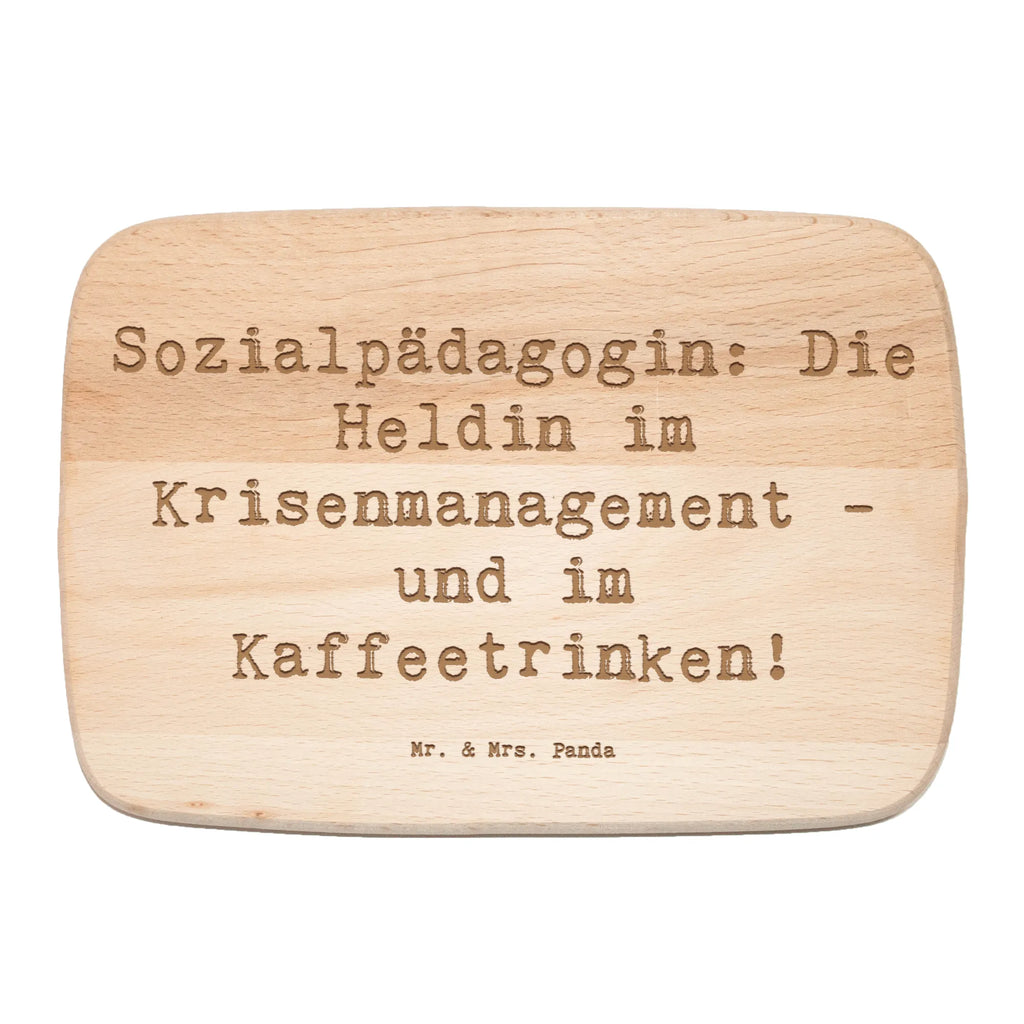 Frühstücksbrett Spruch Sozialpädagogin: Die Heldin im Krisenmanagement - und im Kaffeetrinken! Frühstücksbrett, Holzbrett, Schneidebrett, Schneidebrett Holz, Frühstücksbrettchen, Küchenbrett, Beruf, Ausbildung, Jubiläum, Abschied, Rente, Kollege, Kollegin, Geschenk, Schenken, Arbeitskollege, Mitarbeiter, Firma, Danke, Dankeschön