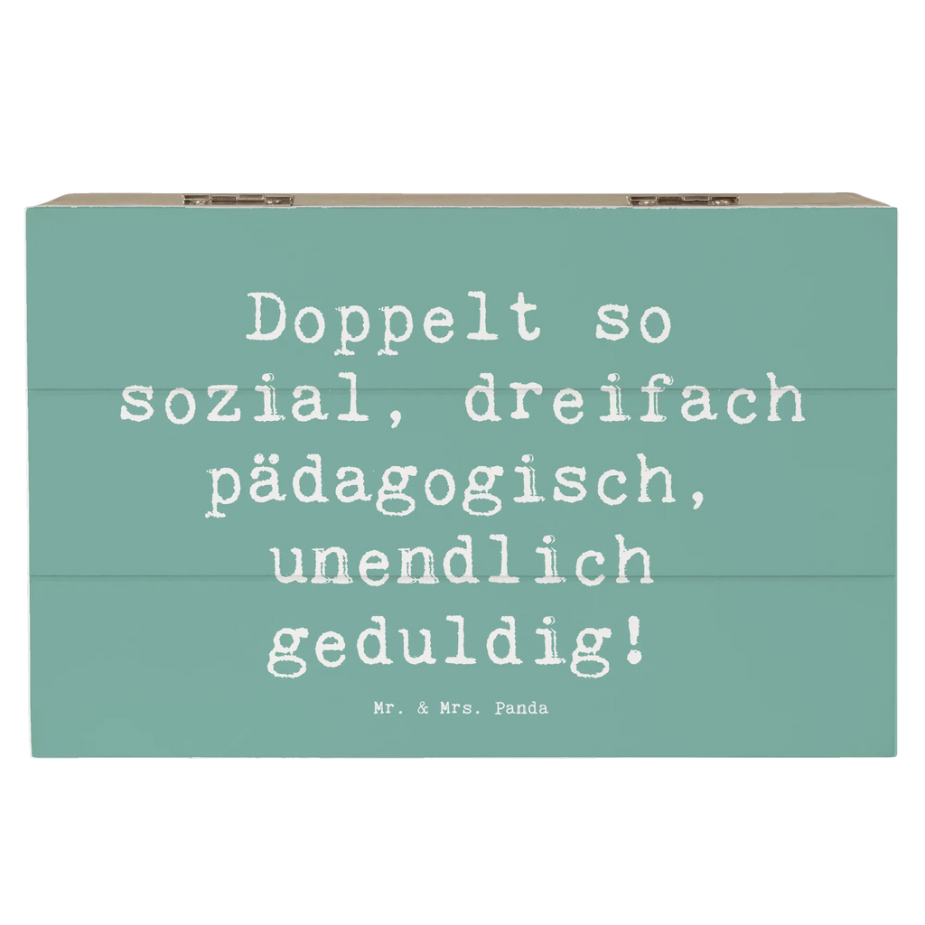 Holzkiste Spruch Doppelt so sozial, dreifach pädagogisch, unendlich geduldig! Holzkiste, Kiste, Schatzkiste, Truhe, Schatulle, XXL, Erinnerungsbox, Erinnerungskiste, Dekokiste, Aufbewahrungsbox, Geschenkbox, Geschenkdose, Beruf, Ausbildung, Jubiläum, Abschied, Rente, Kollege, Kollegin, Geschenk, Schenken, Arbeitskollege, Mitarbeiter, Firma, Danke, Dankeschön