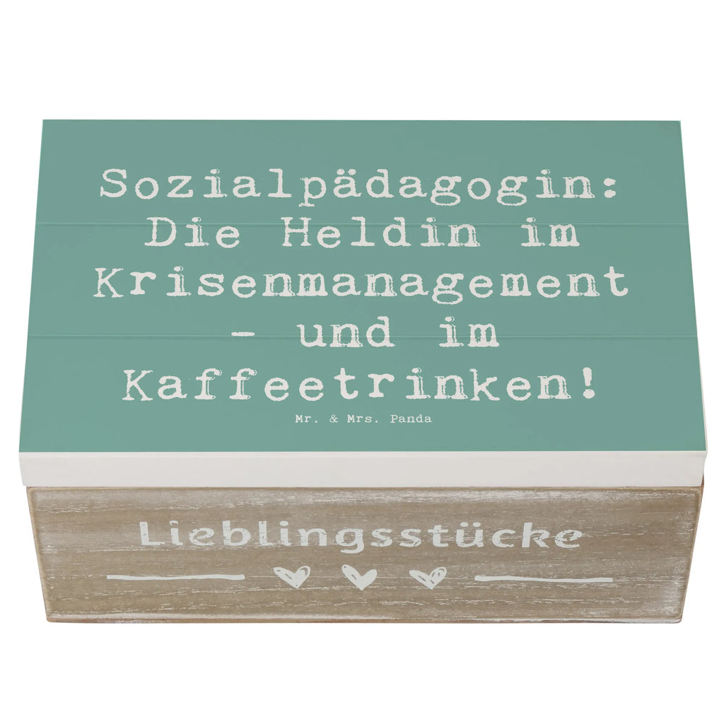 Holzkiste Spruch Sozialpädagogin: Die Heldin im Krisenmanagement - und im Kaffeetrinken! Holzkiste, Kiste, Schatzkiste, Truhe, Schatulle, XXL, Erinnerungsbox, Erinnerungskiste, Dekokiste, Aufbewahrungsbox, Geschenkbox, Geschenkdose, Beruf, Ausbildung, Jubiläum, Abschied, Rente, Kollege, Kollegin, Geschenk, Schenken, Arbeitskollege, Mitarbeiter, Firma, Danke, Dankeschön