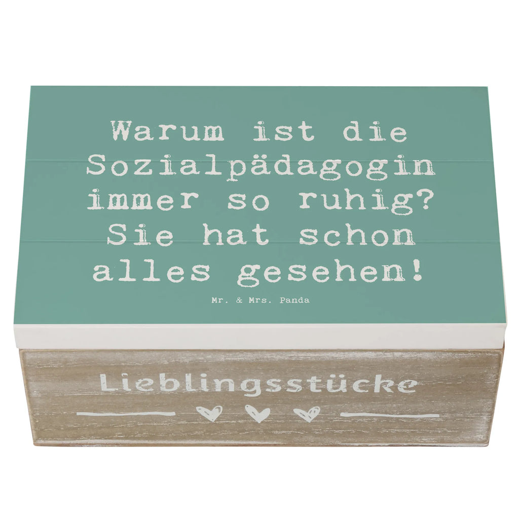 Holzkiste Spruch Warum ist die Sozialpädagogin immer so ruhig? Sie hat schon alles gesehen! Holzkiste, Kiste, Schatzkiste, Truhe, Schatulle, XXL, Erinnerungsbox, Erinnerungskiste, Dekokiste, Aufbewahrungsbox, Geschenkbox, Geschenkdose, Beruf, Ausbildung, Jubiläum, Abschied, Rente, Kollege, Kollegin, Geschenk, Schenken, Arbeitskollege, Mitarbeiter, Firma, Danke, Dankeschön