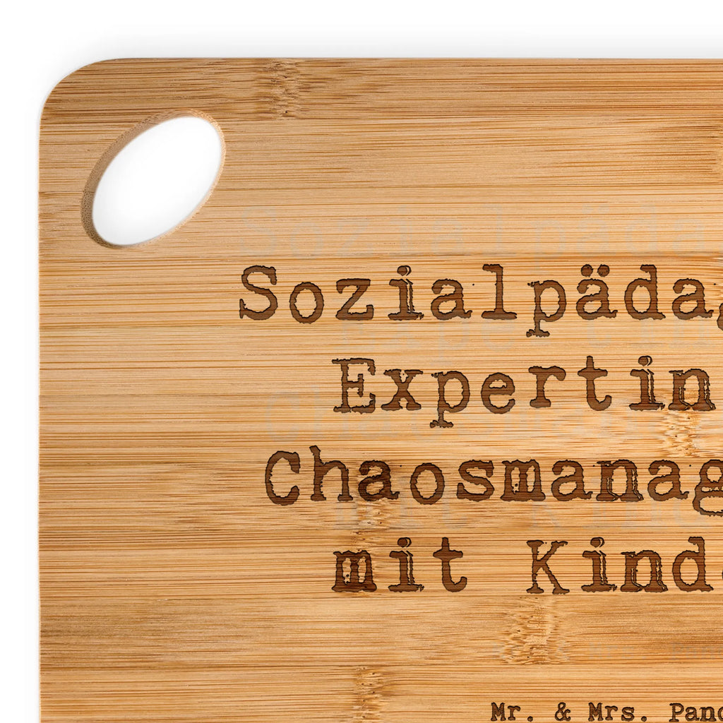 Bambus - Schneidebrett Spruch Sozialpädagogin: Expertin für Chaosmanagement mit Kindern. Schneidebrett, Holzbrett, Küchenbrett, Frühstücksbrett, Hackbrett, Brett, Holzbrettchen, Servierbrett, Bretter, Holzbretter, Holz Bretter, Schneidebrett Holz, Holzbrett mit Gravur, Schneidbrett, Holzbrett Küche, Holzschneidebrett, Beruf, Ausbildung, Jubiläum, Abschied, Rente, Kollege, Kollegin, Geschenk, Schenken, Arbeitskollege, Mitarbeiter, Firma, Danke, Dankeschön