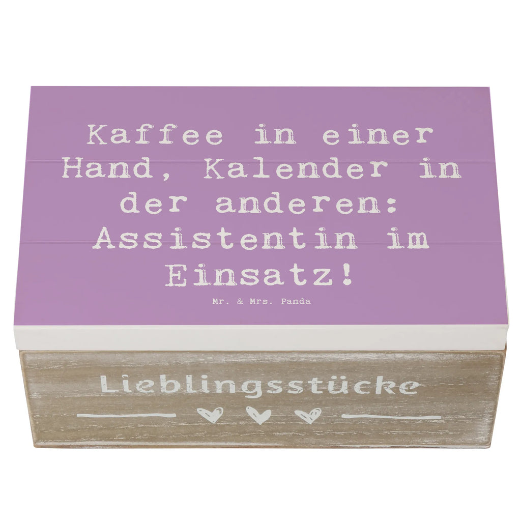 Holzkiste Spruch Kaffee in einer Hand, Kalender in der anderen: Assistentin im Einsatz! Holzkiste, Kiste, Schatzkiste, Truhe, Schatulle, XXL, Erinnerungsbox, Erinnerungskiste, Dekokiste, Aufbewahrungsbox, Geschenkbox, Geschenkdose, Beruf, Ausbildung, Jubiläum, Abschied, Rente, Kollege, Kollegin, Geschenk, Schenken, Arbeitskollege, Mitarbeiter, Firma, Danke, Dankeschön