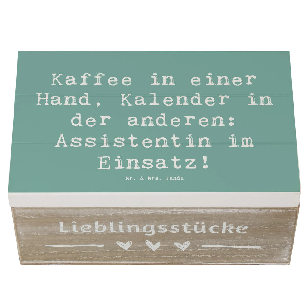 Holzkiste Spruch Kaffee in einer Hand, Kalender in der anderen: Assistentin im Einsatz! Holzkiste, Kiste, Schatzkiste, Truhe, Schatulle, XXL, Erinnerungsbox, Erinnerungskiste, Dekokiste, Aufbewahrungsbox, Geschenkbox, Geschenkdose, Beruf, Ausbildung, Jubiläum, Abschied, Rente, Kollege, Kollegin, Geschenk, Schenken, Arbeitskollege, Mitarbeiter, Firma, Danke, Dankeschön