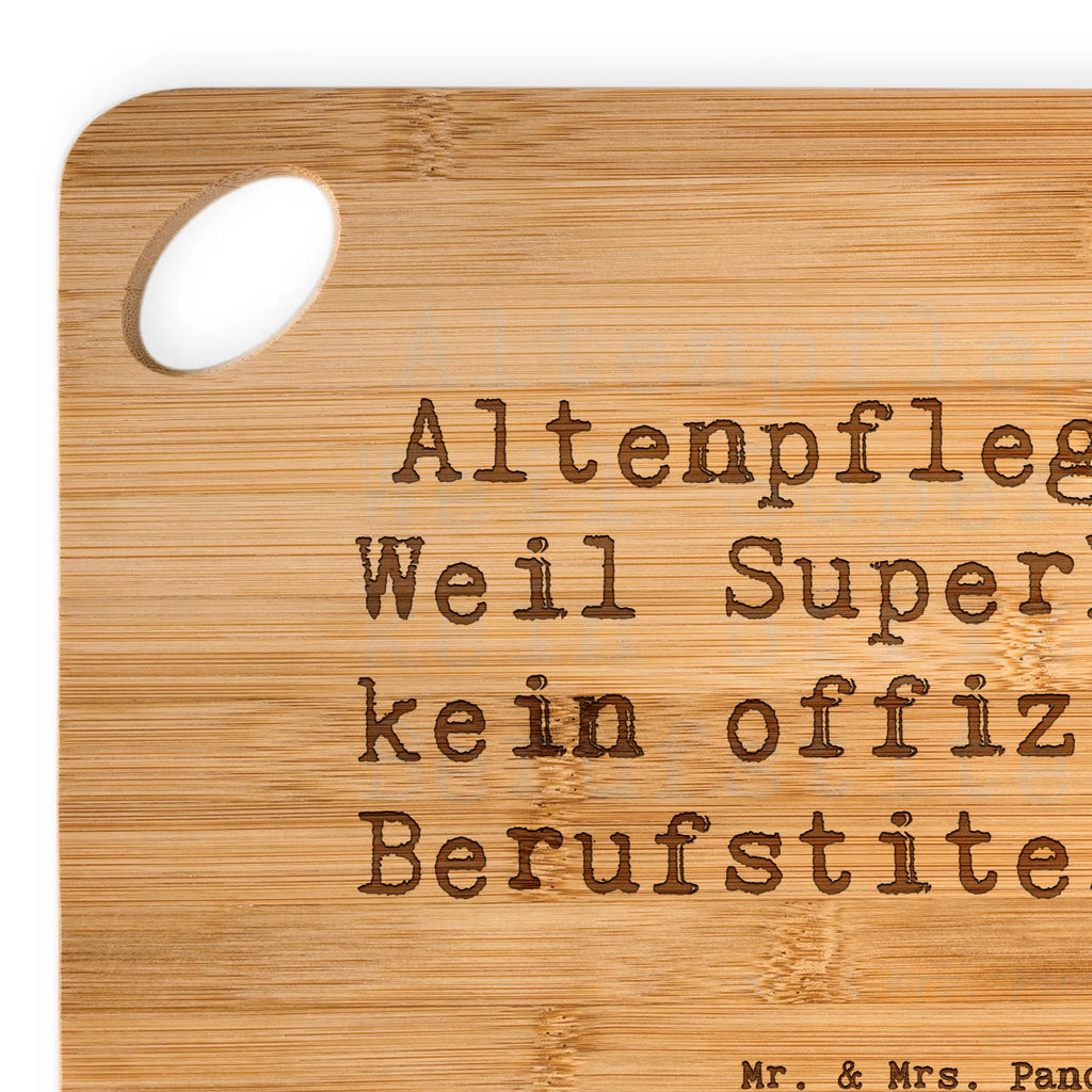 Bambus - Schneidebrett Spruch Altenpflegerin Superheld Schneidebrett, Holzbrett, Küchenbrett, Frühstücksbrett, Hackbrett, Brett, Holzbrettchen, Servierbrett, Bretter, Holzbretter, Holz Bretter, Schneidebrett Holz, Holzbrett mit Gravur, Schneidbrett, Holzbrett Küche, Holzschneidebrett, Beruf, Ausbildung, Jubiläum, Abschied, Rente, Kollege, Kollegin, Geschenk, Schenken, Arbeitskollege, Mitarbeiter, Firma, Danke, Dankeschön