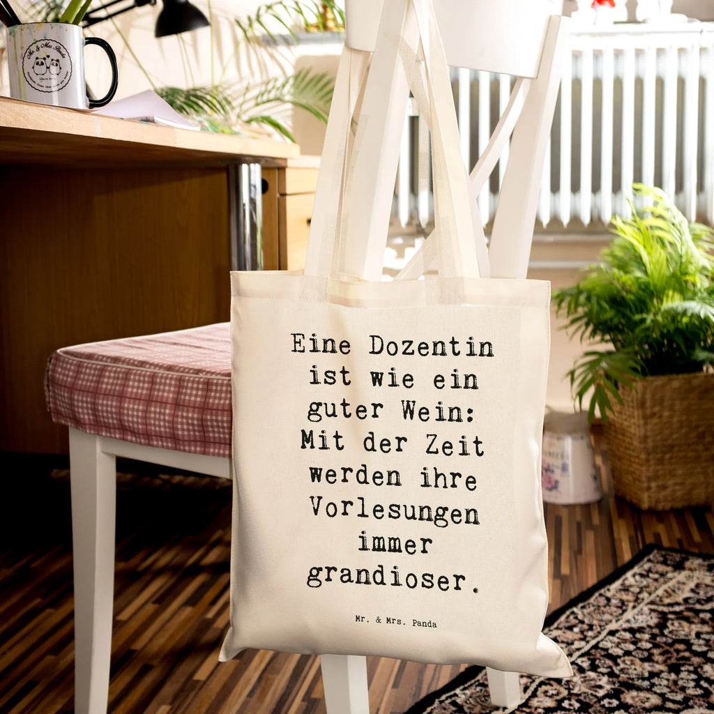 Tragetasche Spruch Eine Dozentin ist wie ein guter Wein: Mit der Zeit werden ihre Vorlesungen immer grandioser. Beuteltasche, Beutel, Einkaufstasche, Jutebeutel, Stoffbeutel, Tasche, Shopper, Umhängetasche, Strandtasche, Schultertasche, Stofftasche, Tragetasche, Badetasche, Jutetasche, Einkaufstüte, Laptoptasche, Beruf, Ausbildung, Jubiläum, Abschied, Rente, Kollege, Kollegin, Geschenk, Schenken, Arbeitskollege, Mitarbeiter, Firma, Danke, Dankeschön