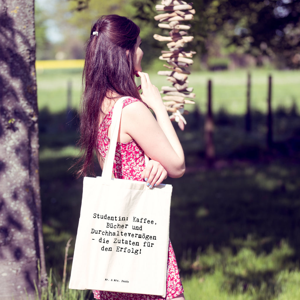 Tragetasche Spruch Studentin: Kaffee, Bücher und Durchhaltevermögen - die Zutaten für den Erfolg! Beuteltasche, Beutel, Einkaufstasche, Jutebeutel, Stoffbeutel, Tasche, Shopper, Umhängetasche, Strandtasche, Schultertasche, Stofftasche, Tragetasche, Badetasche, Jutetasche, Einkaufstüte, Laptoptasche, Beruf, Ausbildung, Jubiläum, Abschied, Rente, Kollege, Kollegin, Geschenk, Schenken, Arbeitskollege, Mitarbeiter, Firma, Danke, Dankeschön