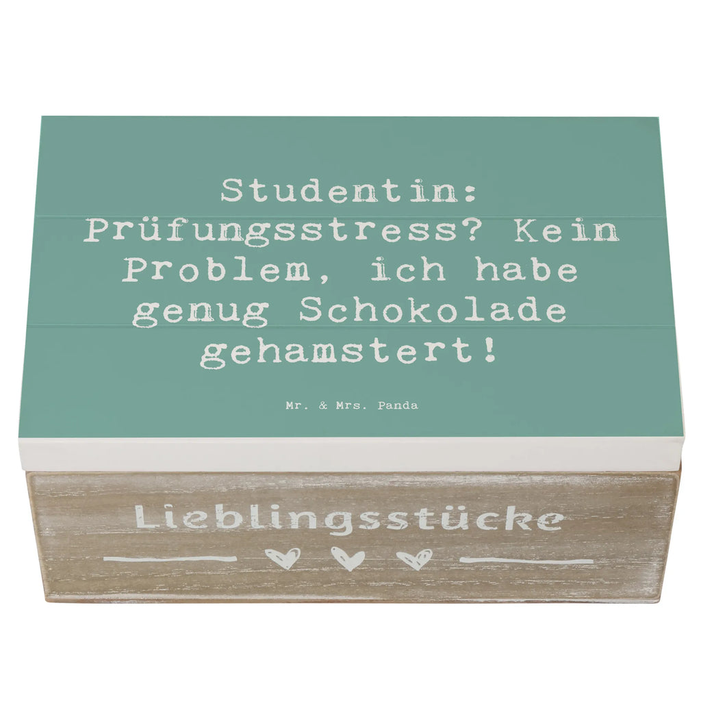 Holzkiste Spruch Studentin: Prüfungsstress? Kein Problem, ich habe genug Schokolade gehamstert! Holzkiste, Kiste, Schatzkiste, Truhe, Schatulle, XXL, Erinnerungsbox, Erinnerungskiste, Dekokiste, Aufbewahrungsbox, Geschenkbox, Geschenkdose, Beruf, Ausbildung, Jubiläum, Abschied, Rente, Kollege, Kollegin, Geschenk, Schenken, Arbeitskollege, Mitarbeiter, Firma, Danke, Dankeschön