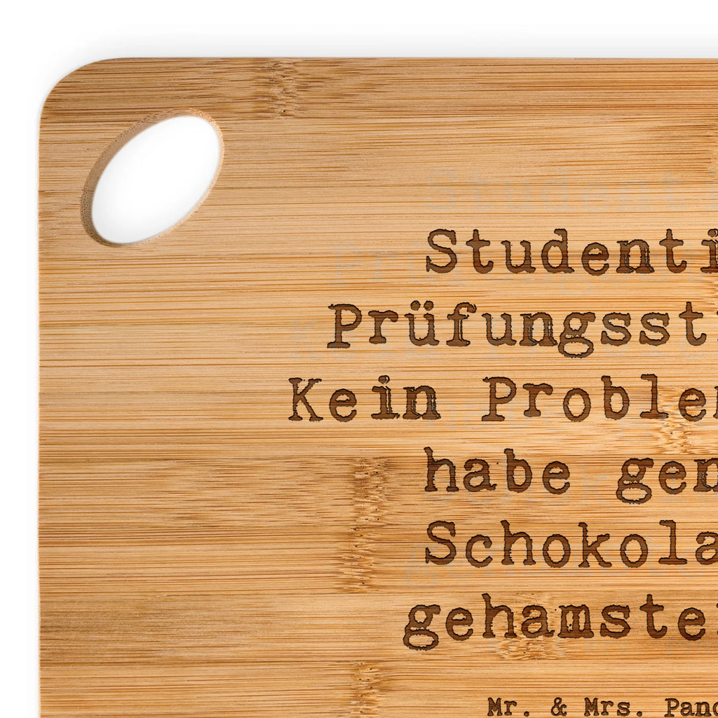 Bambus - Schneidebrett Spruch Studentin: Prüfungsstress? Kein Problem, ich habe genug Schokolade gehamstert! Schneidebrett, Holzbrett, Küchenbrett, Frühstücksbrett, Hackbrett, Brett, Holzbrettchen, Servierbrett, Bretter, Holzbretter, Holz Bretter, Schneidebrett Holz, Holzbrett mit Gravur, Schneidbrett, Holzbrett Küche, Holzschneidebrett, Beruf, Ausbildung, Jubiläum, Abschied, Rente, Kollege, Kollegin, Geschenk, Schenken, Arbeitskollege, Mitarbeiter, Firma, Danke, Dankeschön