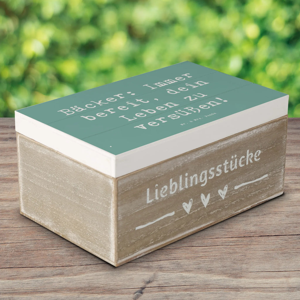 Holzkiste Spruch Bäcker: Immer bereit, dein Leben zu versüßen! Holzkiste, Kiste, Schatzkiste, Truhe, Schatulle, XXL, Erinnerungsbox, Erinnerungskiste, Dekokiste, Aufbewahrungsbox, Geschenkbox, Geschenkdose, Beruf, Ausbildung, Jubiläum, Abschied, Rente, Kollege, Kollegin, Geschenk, Schenken, Arbeitskollege, Mitarbeiter, Firma, Danke, Dankeschön