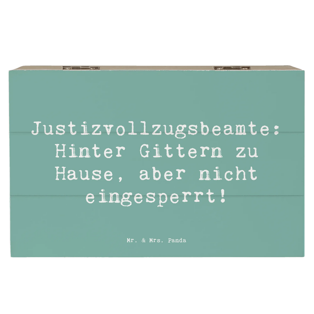 Holzkiste Spruch Justizvollzugsbeamte: Hinter Gittern zu Hause, aber nicht eingesperrt! Holzkiste, Kiste, Schatzkiste, Truhe, Schatulle, XXL, Erinnerungsbox, Erinnerungskiste, Dekokiste, Aufbewahrungsbox, Geschenkbox, Geschenkdose, Beruf, Ausbildung, Jubiläum, Abschied, Rente, Kollege, Kollegin, Geschenk, Schenken, Arbeitskollege, Mitarbeiter, Firma, Danke, Dankeschön