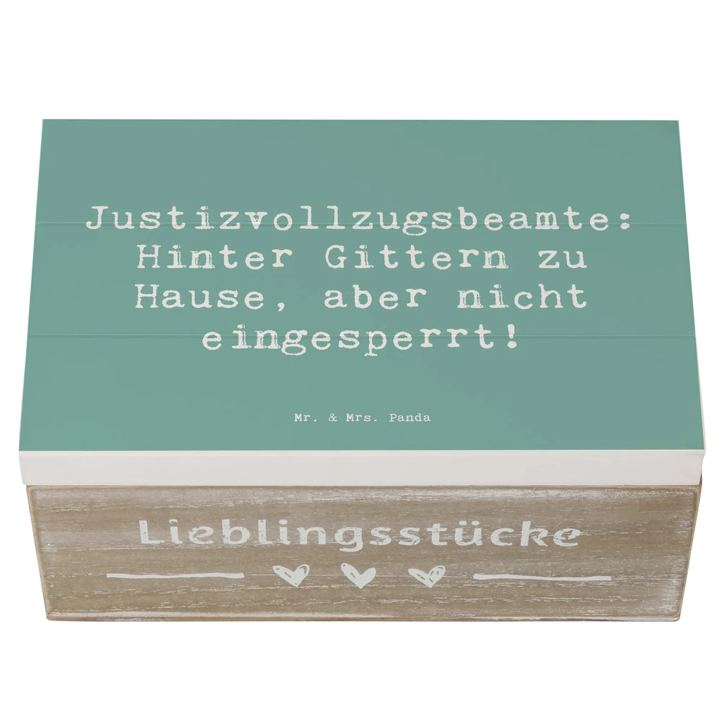 Holzkiste Spruch Justizvollzugsbeamte: Hinter Gittern zu Hause, aber nicht eingesperrt! Holzkiste, Kiste, Schatzkiste, Truhe, Schatulle, XXL, Erinnerungsbox, Erinnerungskiste, Dekokiste, Aufbewahrungsbox, Geschenkbox, Geschenkdose, Beruf, Ausbildung, Jubiläum, Abschied, Rente, Kollege, Kollegin, Geschenk, Schenken, Arbeitskollege, Mitarbeiter, Firma, Danke, Dankeschön