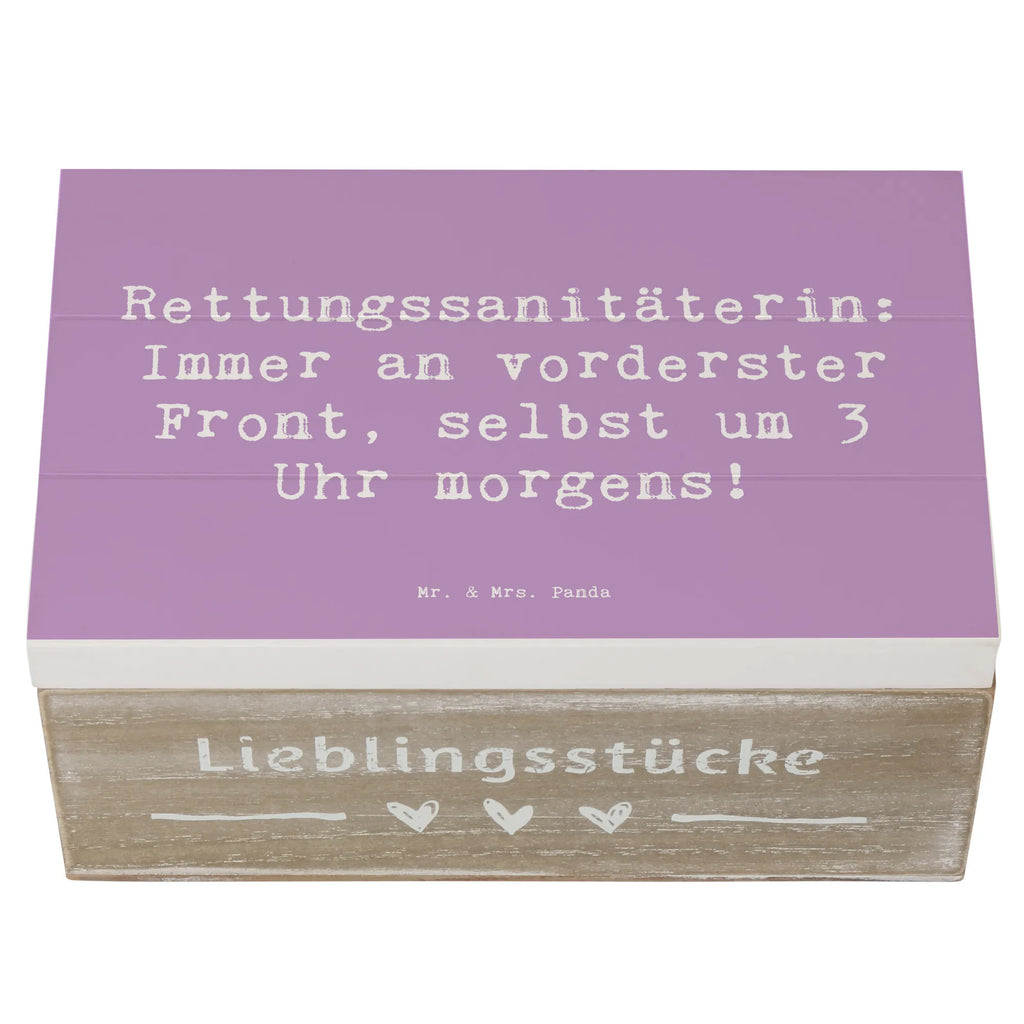 Holzkiste Spruch Rettungssanitäterin: Immer an vorderster Front, selbst um 3 Uhr morgens! Holzkiste, Kiste, Schatzkiste, Truhe, Schatulle, XXL, Erinnerungsbox, Erinnerungskiste, Dekokiste, Aufbewahrungsbox, Geschenkbox, Geschenkdose, Beruf, Ausbildung, Jubiläum, Abschied, Rente, Kollege, Kollegin, Geschenk, Schenken, Arbeitskollege, Mitarbeiter, Firma, Danke, Dankeschön