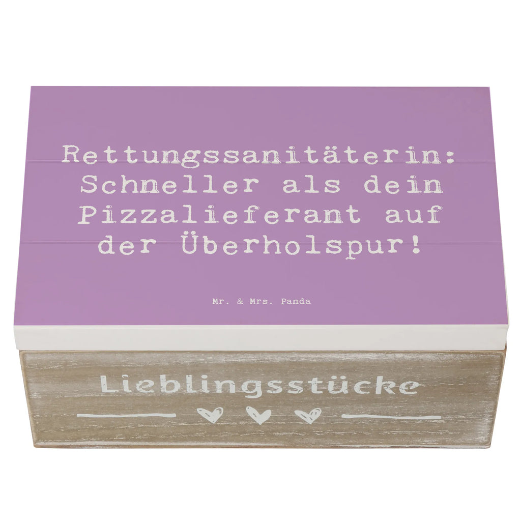 Holzkiste Spruch Rettungssanitäterin: Schneller als dein Pizzalieferant auf der Überholspur! Holzkiste, Kiste, Schatzkiste, Truhe, Schatulle, XXL, Erinnerungsbox, Erinnerungskiste, Dekokiste, Aufbewahrungsbox, Geschenkbox, Geschenkdose, Beruf, Ausbildung, Jubiläum, Abschied, Rente, Kollege, Kollegin, Geschenk, Schenken, Arbeitskollege, Mitarbeiter, Firma, Danke, Dankeschön