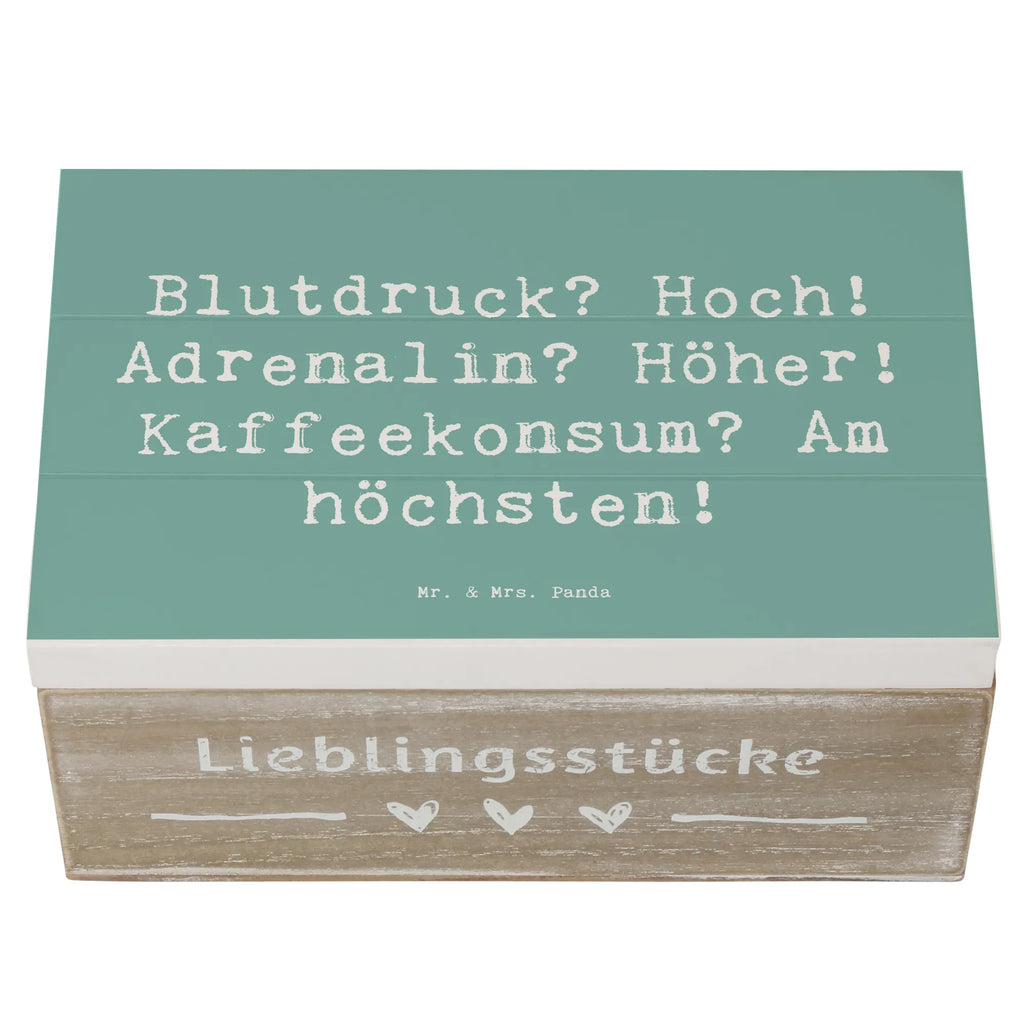 Holzkiste Spruch Blutdruck? Hoch! Adrenalin? Höher! Kaffeekonsum? Am höchsten! Holzkiste, Kiste, Schatzkiste, Truhe, Schatulle, XXL, Erinnerungsbox, Erinnerungskiste, Dekokiste, Aufbewahrungsbox, Geschenkbox, Geschenkdose, Beruf, Ausbildung, Jubiläum, Abschied, Rente, Kollege, Kollegin, Geschenk, Schenken, Arbeitskollege, Mitarbeiter, Firma, Danke, Dankeschön