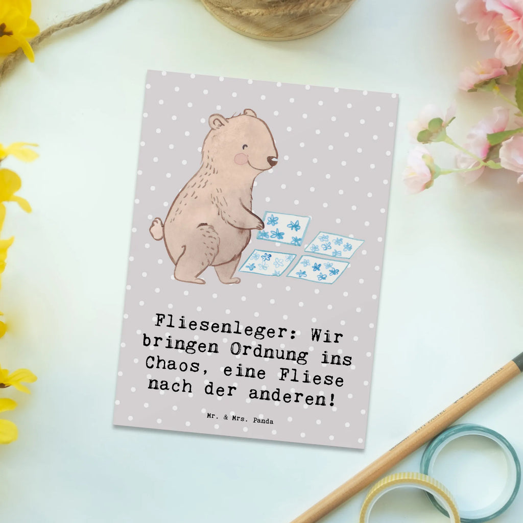 Postkarte Fliesenleger: Wir bringen Ordnung ins Chaos, eine Fliese nach der anderen! Postkarte, Karte, Geschenkkarte, Grußkarte, Einladung, Ansichtskarte, Geburtstagskarte, Einladungskarte, Dankeskarte, Ansichtskarten, Einladung Geburtstag, Einladungskarten Geburtstag, Beruf, Ausbildung, Jubiläum, Abschied, Rente, Kollege, Kollegin, Geschenk, Schenken, Arbeitskollege, Mitarbeiter, Firma, Danke, Dankeschön