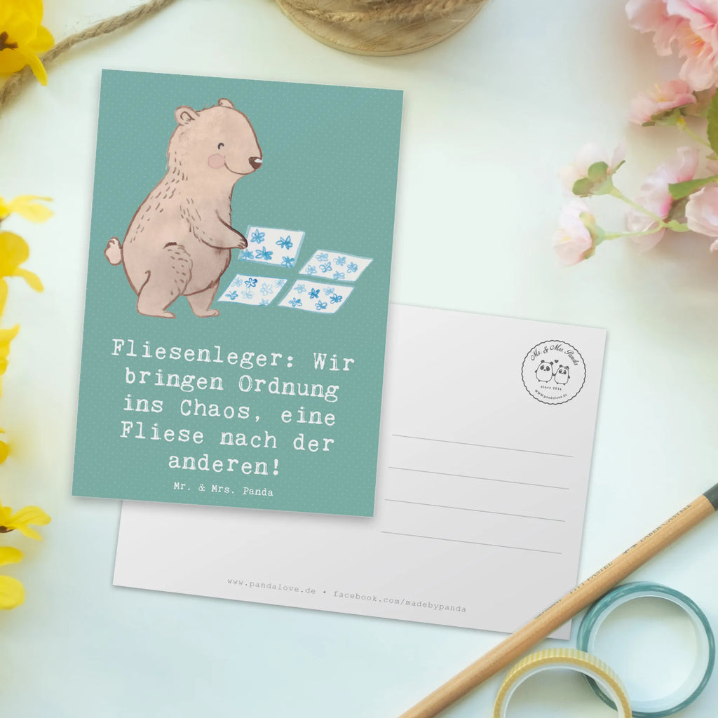 Postkarte Fliesenleger: Wir bringen Ordnung ins Chaos, eine Fliese nach der anderen! Postkarte, Karte, Geschenkkarte, Grußkarte, Einladung, Ansichtskarte, Geburtstagskarte, Einladungskarte, Dankeskarte, Ansichtskarten, Einladung Geburtstag, Einladungskarten Geburtstag, Beruf, Ausbildung, Jubiläum, Abschied, Rente, Kollege, Kollegin, Geschenk, Schenken, Arbeitskollege, Mitarbeiter, Firma, Danke, Dankeschön