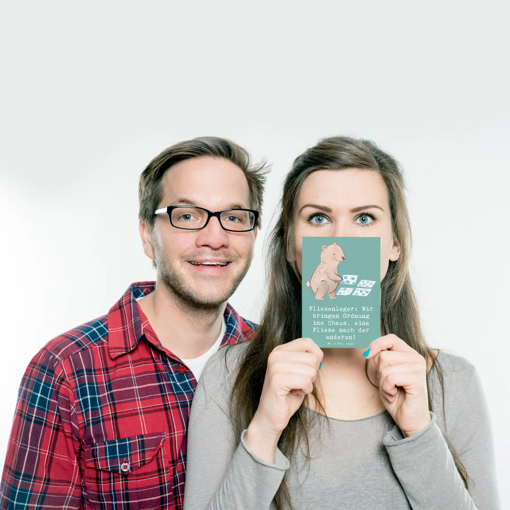 Postkarte Fliesenleger: Wir bringen Ordnung ins Chaos, eine Fliese nach der anderen! Postkarte, Karte, Geschenkkarte, Grußkarte, Einladung, Ansichtskarte, Geburtstagskarte, Einladungskarte, Dankeskarte, Ansichtskarten, Einladung Geburtstag, Einladungskarten Geburtstag, Beruf, Ausbildung, Jubiläum, Abschied, Rente, Kollege, Kollegin, Geschenk, Schenken, Arbeitskollege, Mitarbeiter, Firma, Danke, Dankeschön