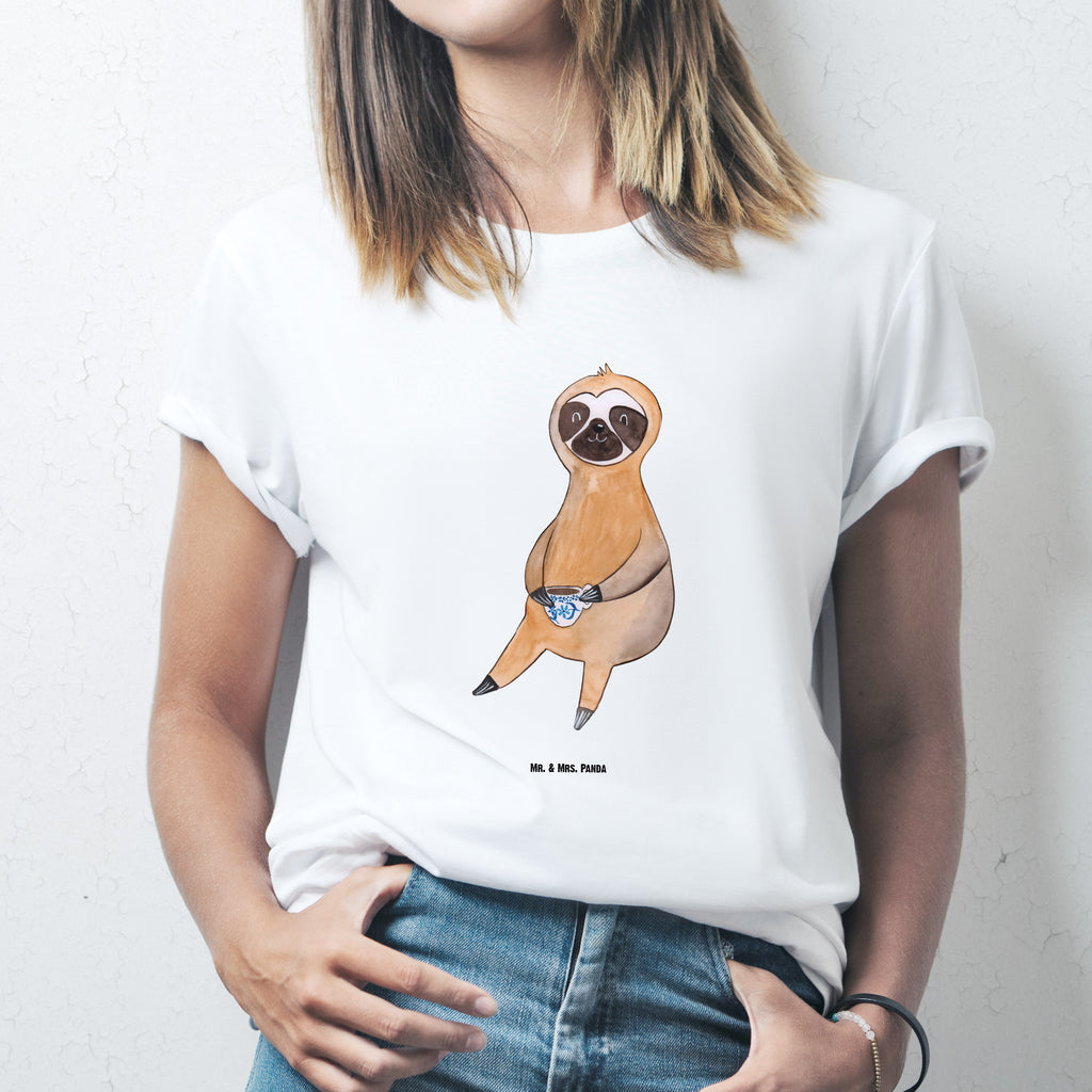 T-Shirt Standard Faultier Kaffee T-Shirt, Shirt, Tshirt, Lustiges T-Shirt, T-Shirt mit Spruch, Party, Junggesellenabschied, Jubiläum, Geburstag, Herrn, Damen, Männer, Frauen, Schlafshirt, Nachthemd, Sprüche, Faultier, Faultier Geschenk, Faultier Deko, Faultiere, faul, Lieblingstier, Kaffee, erster Kaffee, Morgenmuffel, Frühaufsteher, Kaffeetasse, Genießer, Coffee, Kaffeegetränk