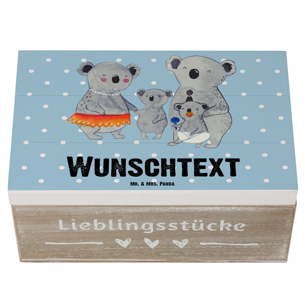 Personalisierte Holzkiste Koala Familie Holzkiste mit Namen, Kiste mit Namen, Schatzkiste mit Namen, Truhe mit Namen, Schatulle mit Namen, Erinnerungsbox mit Namen, Erinnerungskiste, mit Namen, Dekokiste mit Namen, Aufbewahrungsbox mit Namen, Holzkiste Personalisiert, Kiste Personalisiert, Schatzkiste Personalisiert, Truhe Personalisiert, Schatulle Personalisiert, Erinnerungsbox Personalisiert, Erinnerungskiste Personalisiert, Dekokiste Personalisiert, Aufbewahrungsbox Personalisiert, Geschenkbox personalisiert, GEschenkdose personalisiert, Familie, Vatertag, Muttertag, Bruder, Schwester, Mama, Papa, Oma, Opa, Koala, Koalas, Family, Kinder, Geschwister, Familienleben