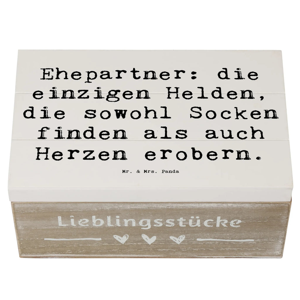 Holzkiste Spruch Ehepartner Helden Holzkiste, Kiste, Schatzkiste, Truhe, Schatulle, XXL, Erinnerungsbox, Erinnerungskiste, Dekokiste, Aufbewahrungsbox, Geschenkbox, Geschenkdose, Familie, Vatertag, Muttertag, Bruder, Schwester, Mama, Papa, Oma, Opa