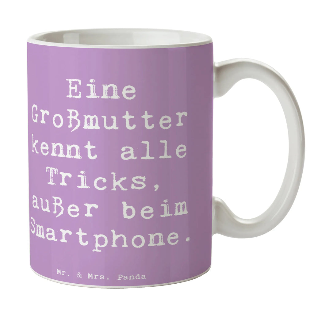 Mug Saying Eine Großmutter kennt alle Tricks, außer beim Smartphone. Tasse, Kaffeetasse, Teetasse, Keramiktasse, Porzellantasse, Bürotasse, Geschenktasse, Tasse mit Zitaten, Tasse mit Motiven, Familie, Vatertag, Muttertag, Bruder, Schwester, Mama, Papa, Oma, Opa