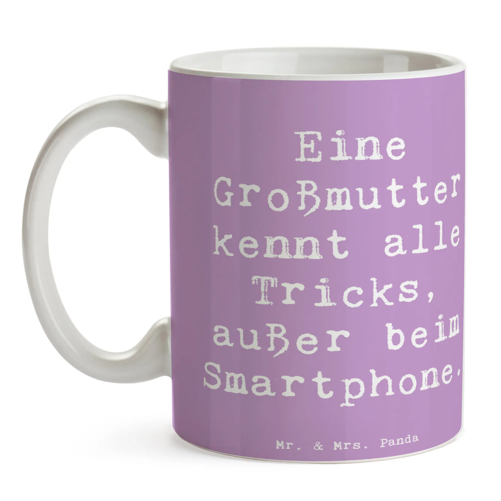 Mug Saying Eine Großmutter kennt alle Tricks, außer beim Smartphone. Tasse, Kaffeetasse, Teetasse, Keramiktasse, Porzellantasse, Bürotasse, Geschenktasse, Tasse mit Zitaten, Tasse mit Motiven, Familie, Vatertag, Muttertag, Bruder, Schwester, Mama, Papa, Oma, Opa
