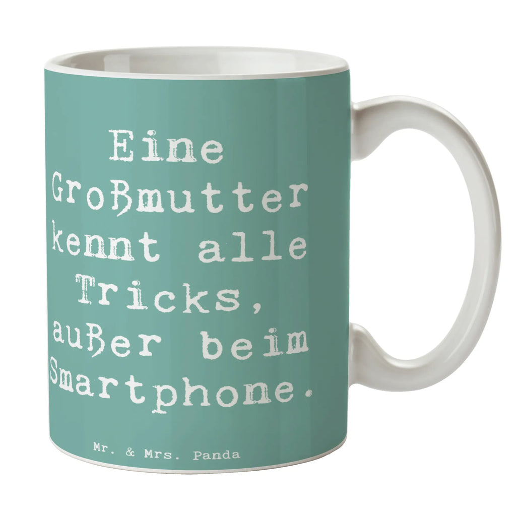 Mug Saying Eine Großmutter kennt alle Tricks, außer beim Smartphone. Tasse, Kaffeetasse, Teetasse, Keramiktasse, Porzellantasse, Bürotasse, Geschenktasse, Tasse mit Zitaten, Tasse mit Motiven, Familie, Vatertag, Muttertag, Bruder, Schwester, Mama, Papa, Oma, Opa