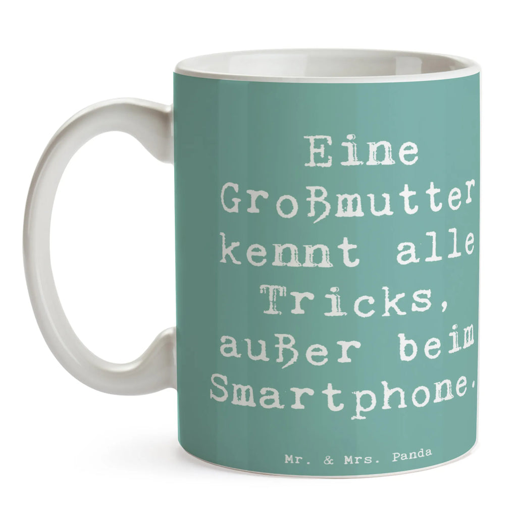 Mug Saying Eine Großmutter kennt alle Tricks, außer beim Smartphone. Tasse, Kaffeetasse, Teetasse, Keramiktasse, Porzellantasse, Bürotasse, Geschenktasse, Tasse mit Zitaten, Tasse mit Motiven, Familie, Vatertag, Muttertag, Bruder, Schwester, Mama, Papa, Oma, Opa