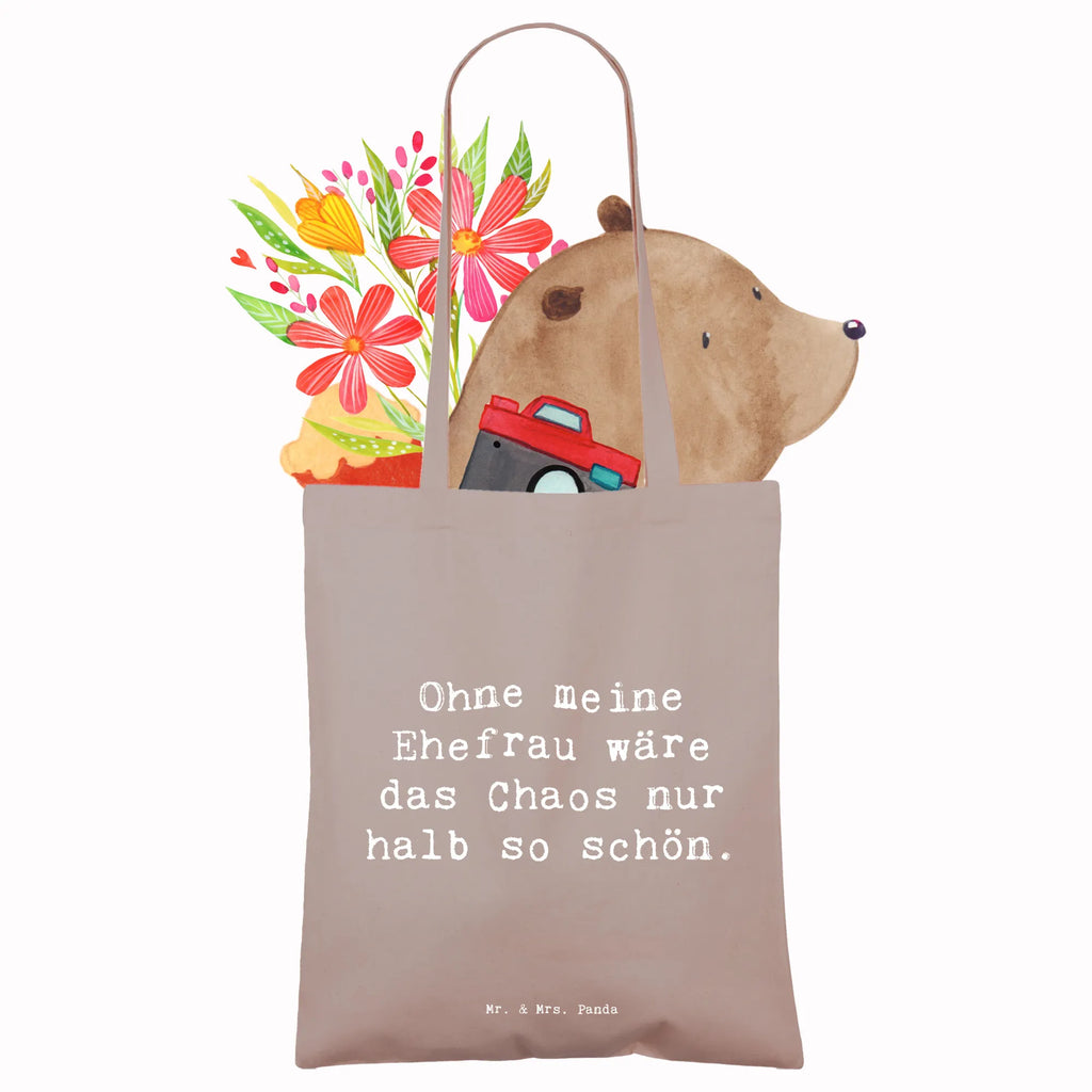 Tragetasche Spruch Ohne meine Ehefrau wäre das Chaos nur halb so schön. Beuteltasche, Beutel, Einkaufstasche, Jutebeutel, Stoffbeutel, Tasche, Shopper, Umhängetasche, Strandtasche, Schultertasche, Stofftasche, Tragetasche, Badetasche, Jutetasche, Einkaufstüte, Laptoptasche, Familie, Vatertag, Muttertag, Bruder, Schwester, Mama, Papa, Oma, Opa