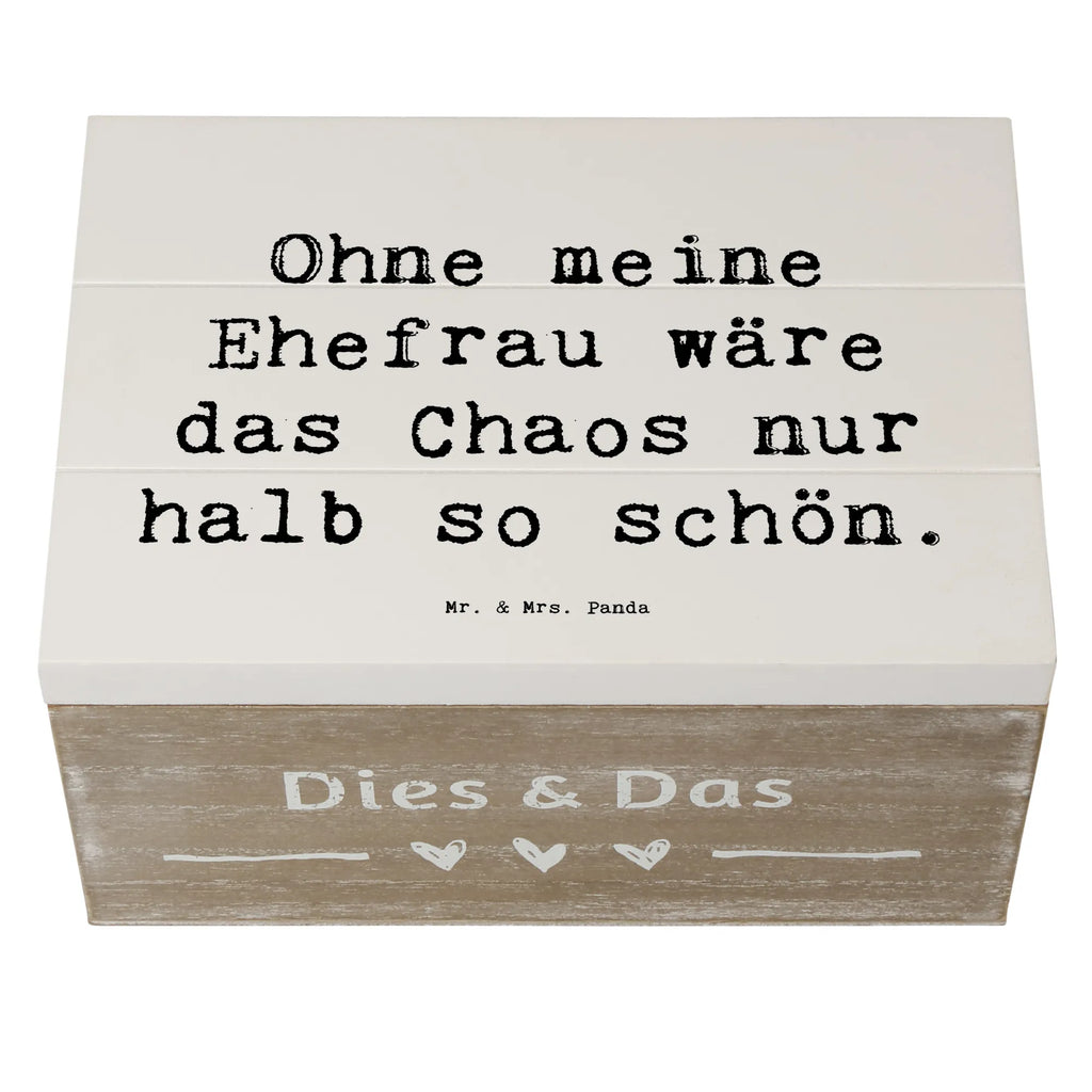 Holzkiste Spruch Ohne meine Ehefrau wäre das Chaos nur halb so schön. Holzkiste, Kiste, Schatzkiste, Truhe, Schatulle, XXL, Erinnerungsbox, Erinnerungskiste, Dekokiste, Aufbewahrungsbox, Geschenkbox, Geschenkdose, Familie, Vatertag, Muttertag, Bruder, Schwester, Mama, Papa, Oma, Opa