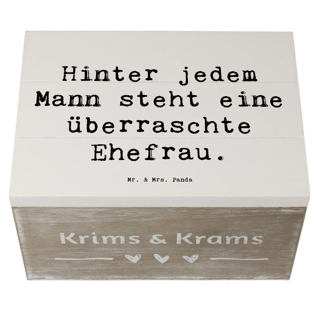 Holzkiste Spruch Überraschte Ehefrau Holzkiste, Kiste, Schatzkiste, Truhe, Schatulle, XXL, Erinnerungsbox, Erinnerungskiste, Dekokiste, Aufbewahrungsbox, Geschenkbox, Geschenkdose, Familie, Vatertag, Muttertag, Bruder, Schwester, Mama, Papa, Oma, Opa