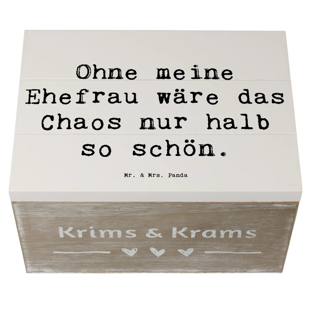 Holzkiste Spruch Ohne meine Ehefrau wäre das Chaos nur halb so schön. Holzkiste, Kiste, Schatzkiste, Truhe, Schatulle, XXL, Erinnerungsbox, Erinnerungskiste, Dekokiste, Aufbewahrungsbox, Geschenkbox, Geschenkdose, Familie, Vatertag, Muttertag, Bruder, Schwester, Mama, Papa, Oma, Opa