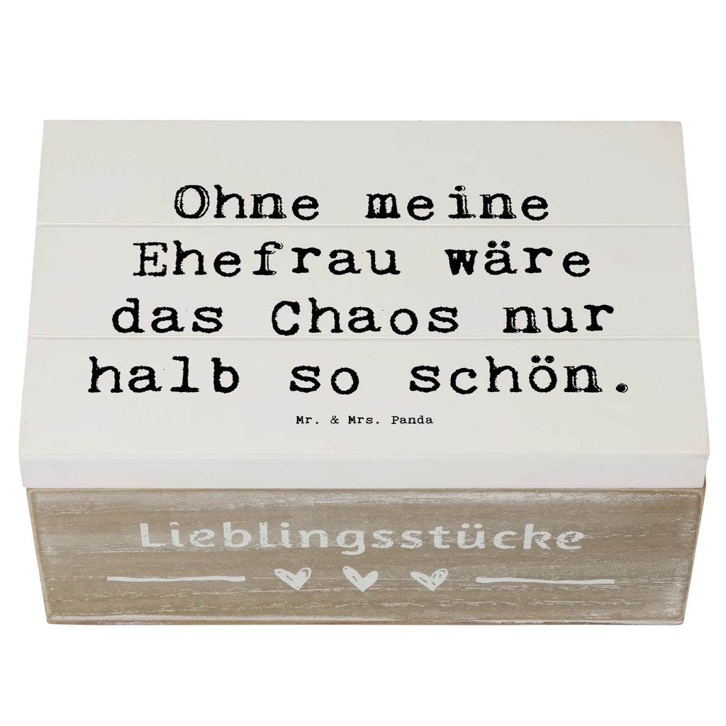 Holzkiste Spruch Ohne meine Ehefrau wäre das Chaos nur halb so schön. Holzkiste, Kiste, Schatzkiste, Truhe, Schatulle, XXL, Erinnerungsbox, Erinnerungskiste, Dekokiste, Aufbewahrungsbox, Geschenkbox, Geschenkdose, Familie, Vatertag, Muttertag, Bruder, Schwester, Mama, Papa, Oma, Opa