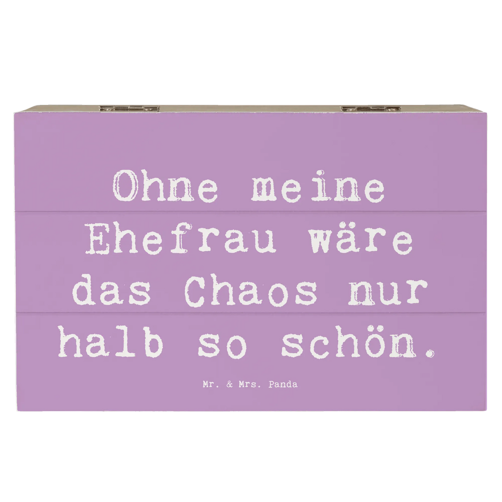 Holzkiste Spruch Ohne meine Ehefrau wäre das Chaos nur halb so schön. Holzkiste, Kiste, Schatzkiste, Truhe, Schatulle, XXL, Erinnerungsbox, Erinnerungskiste, Dekokiste, Aufbewahrungsbox, Geschenkbox, Geschenkdose, Familie, Vatertag, Muttertag, Bruder, Schwester, Mama, Papa, Oma, Opa