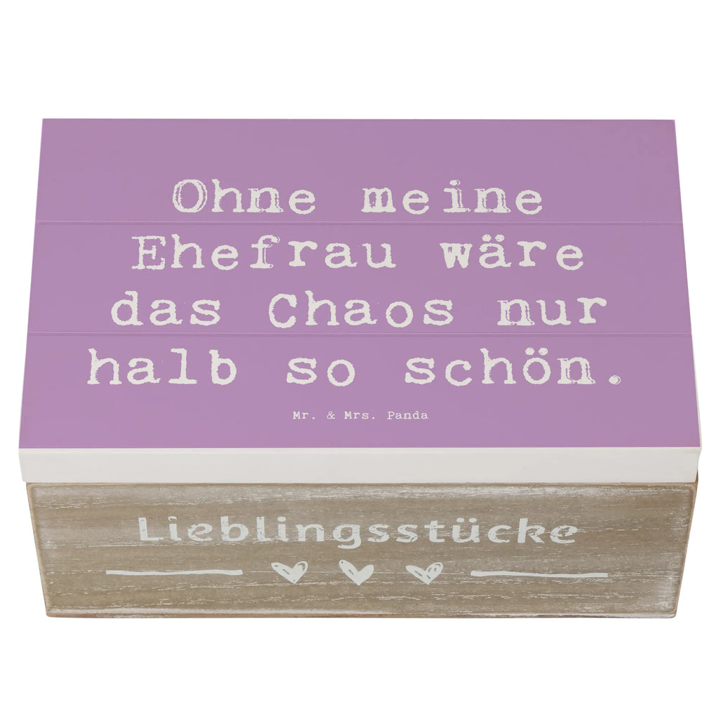 Holzkiste Spruch Ohne meine Ehefrau wäre das Chaos nur halb so schön. Holzkiste, Kiste, Schatzkiste, Truhe, Schatulle, XXL, Erinnerungsbox, Erinnerungskiste, Dekokiste, Aufbewahrungsbox, Geschenkbox, Geschenkdose, Familie, Vatertag, Muttertag, Bruder, Schwester, Mama, Papa, Oma, Opa