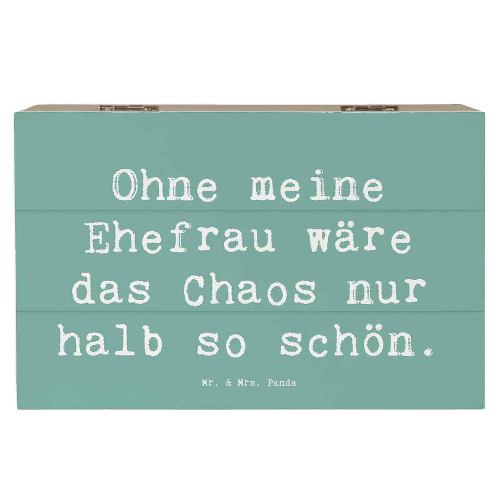 Holzkiste Spruch Ohne meine Ehefrau wäre das Chaos nur halb so schön. Holzkiste, Kiste, Schatzkiste, Truhe, Schatulle, XXL, Erinnerungsbox, Erinnerungskiste, Dekokiste, Aufbewahrungsbox, Geschenkbox, Geschenkdose, Familie, Vatertag, Muttertag, Bruder, Schwester, Mama, Papa, Oma, Opa