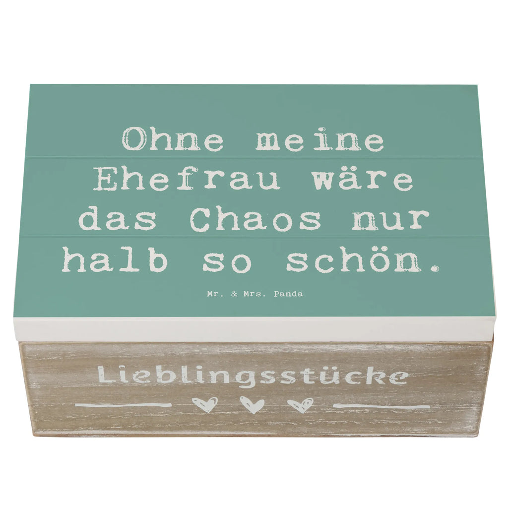 Holzkiste Spruch Ohne meine Ehefrau wäre das Chaos nur halb so schön. Holzkiste, Kiste, Schatzkiste, Truhe, Schatulle, XXL, Erinnerungsbox, Erinnerungskiste, Dekokiste, Aufbewahrungsbox, Geschenkbox, Geschenkdose, Familie, Vatertag, Muttertag, Bruder, Schwester, Mama, Papa, Oma, Opa