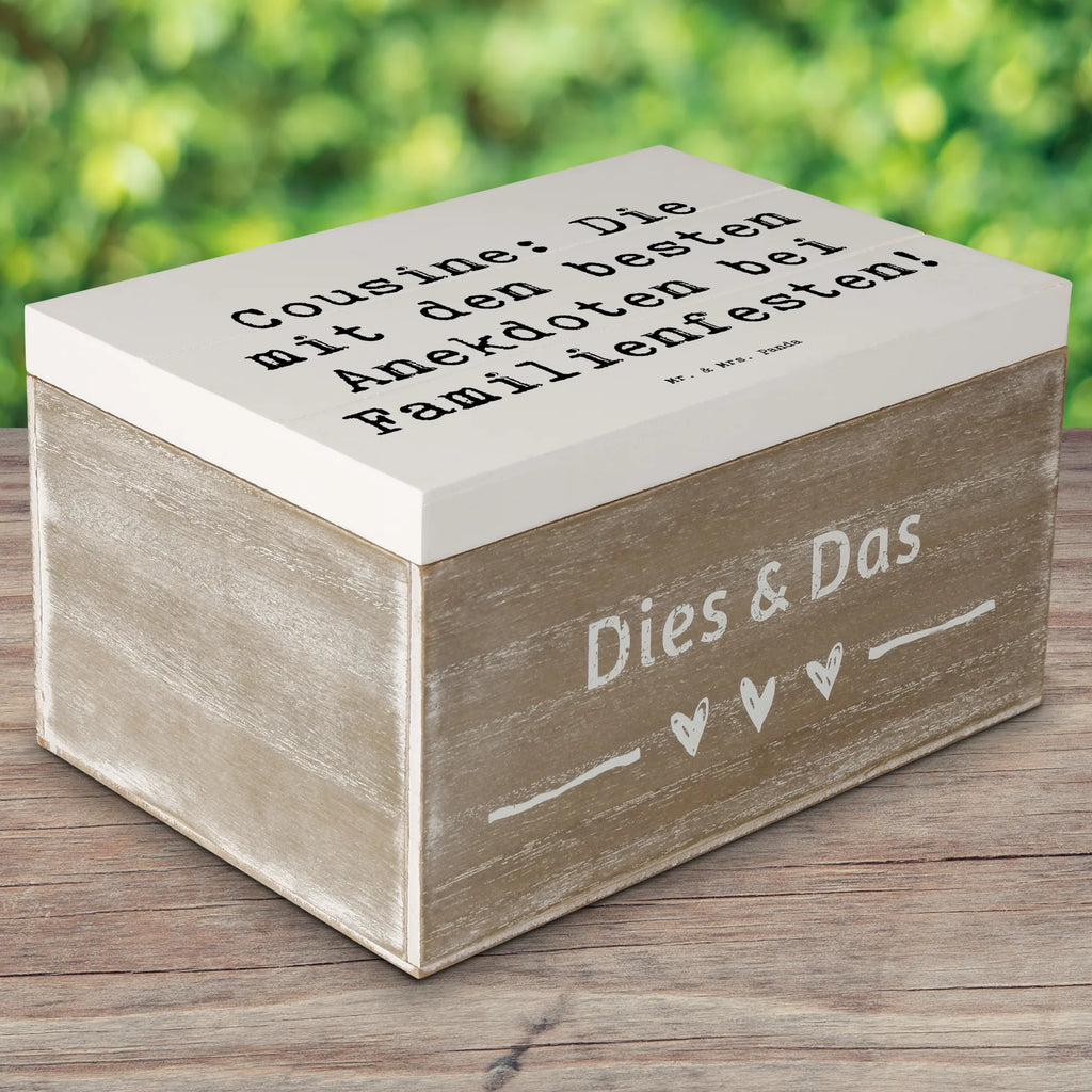 Holzkiste Spruch Cousine Anekdoten Holzkiste, Kiste, Schatzkiste, Truhe, Schatulle, XXL, Erinnerungsbox, Erinnerungskiste, Dekokiste, Aufbewahrungsbox, Geschenkbox, Geschenkdose, Familie, Vatertag, Muttertag, Bruder, Schwester, Mama, Papa, Oma, Opa