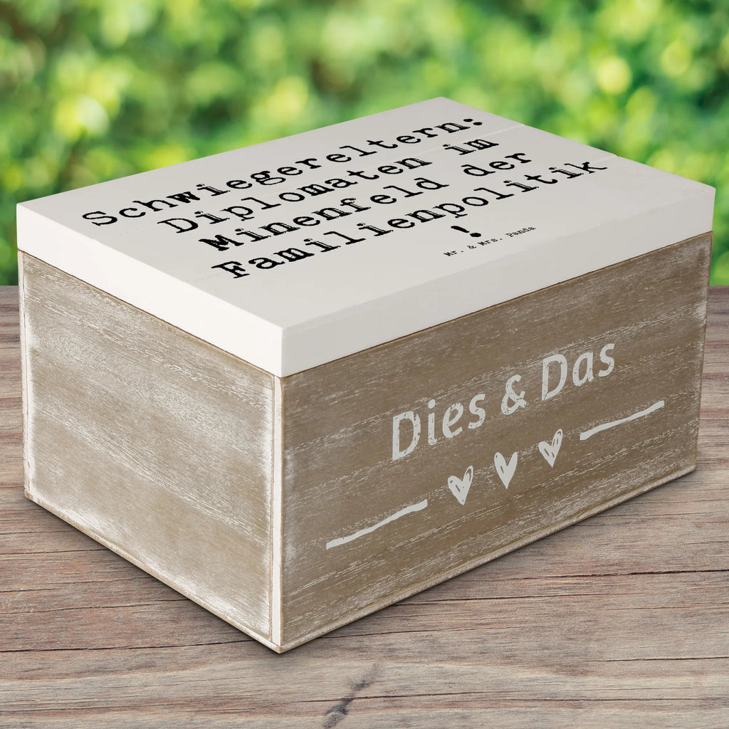 Holzkiste Spruch Schwiegereltern Diplomaten Holzkiste, Kiste, Schatzkiste, Truhe, Schatulle, XXL, Erinnerungsbox, Erinnerungskiste, Dekokiste, Aufbewahrungsbox, Geschenkbox, Geschenkdose, Familie, Vatertag, Muttertag, Bruder, Schwester, Mama, Papa, Oma, Opa