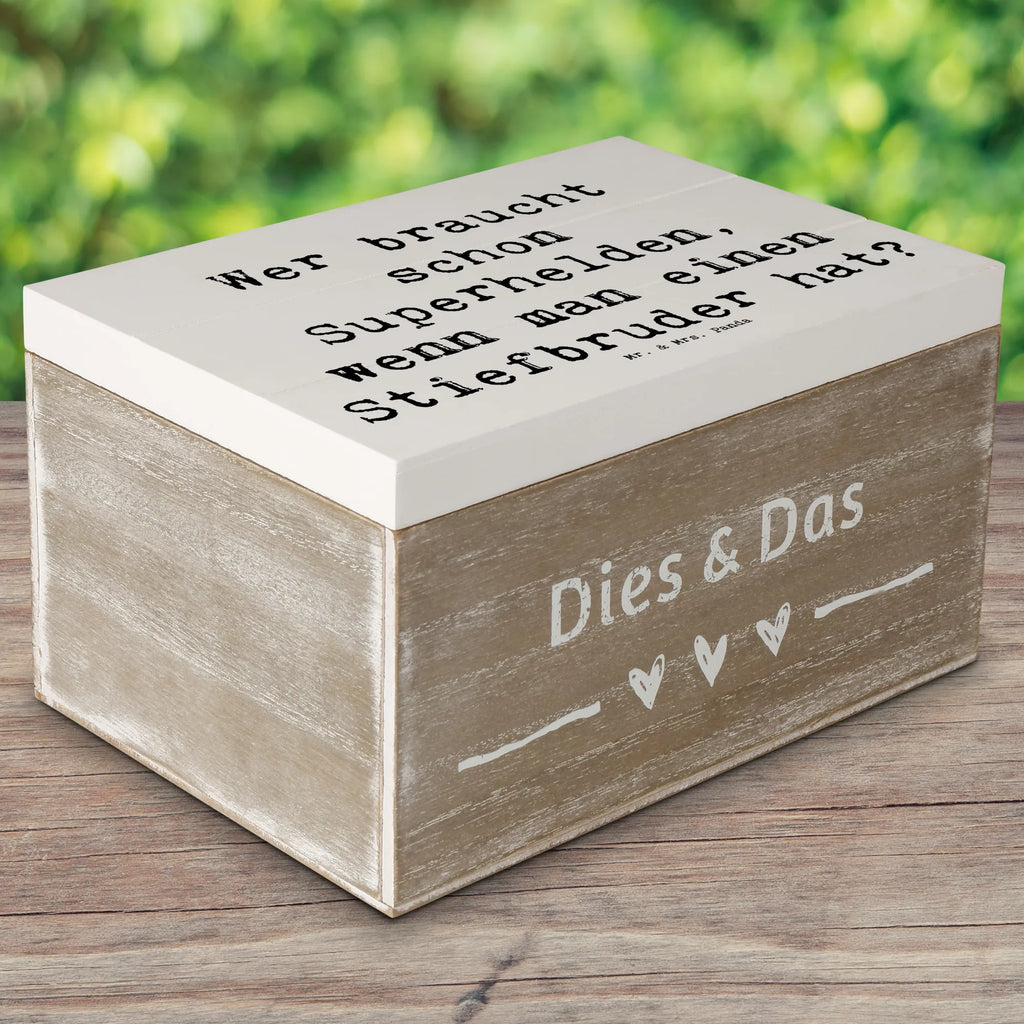 Holzkiste Spruch Stiefbruder Held Holzkiste, Kiste, Schatzkiste, Truhe, Schatulle, XXL, Erinnerungsbox, Erinnerungskiste, Dekokiste, Aufbewahrungsbox, Geschenkbox, Geschenkdose, Familie, Vatertag, Muttertag, Bruder, Schwester, Mama, Papa, Oma, Opa
