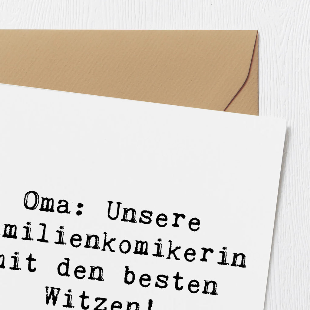 Deluxe Karte Spruch Oma Familienkomikerin Karte, Grußkarte, Klappkarte, Einladungskarte, Glückwunschkarte, Hochzeitskarte, Geburtstagskarte, Hochwertige Grußkarte, Hochwertige Klappkarte, Familie, Vatertag, Muttertag, Bruder, Schwester, Mama, Papa, Oma, Opa