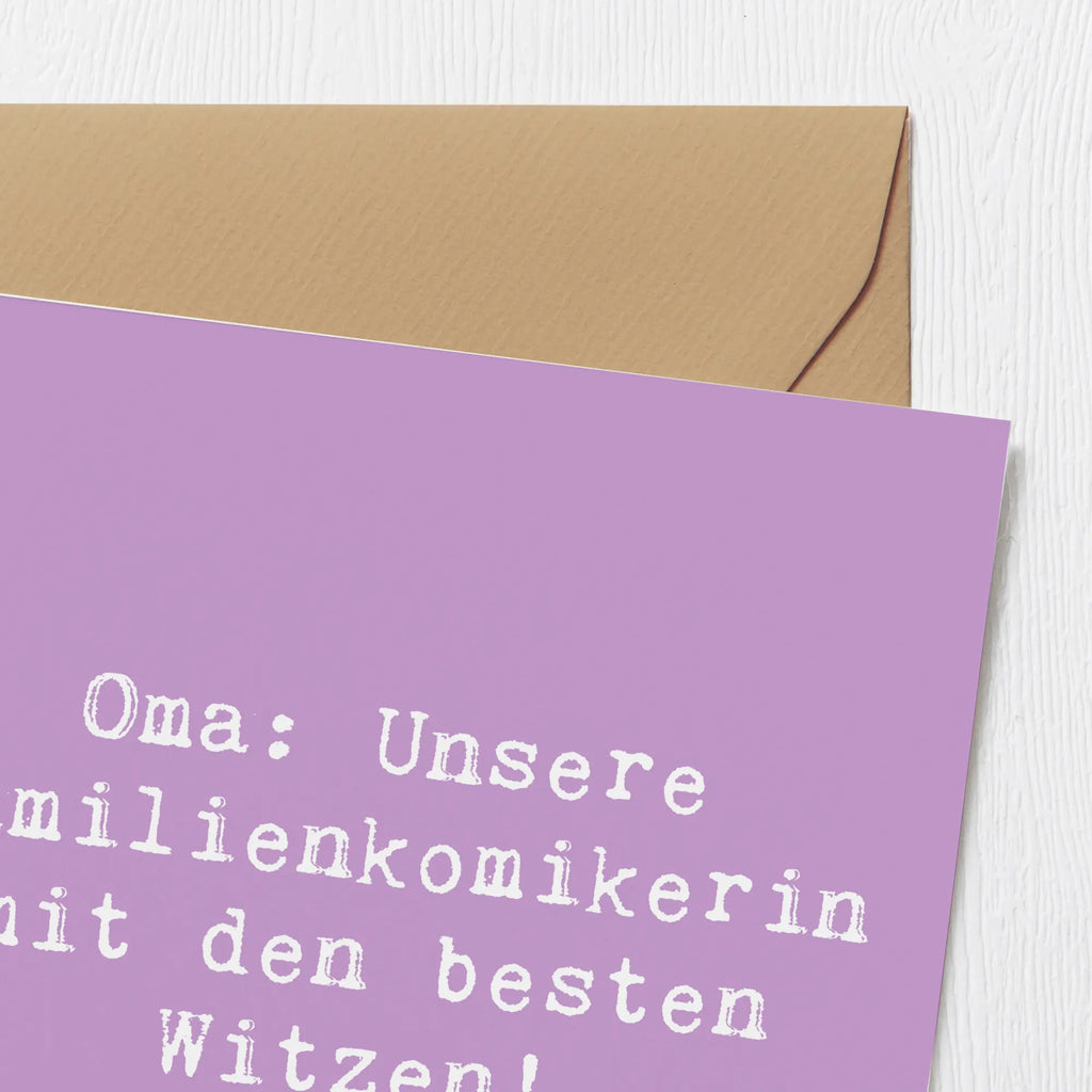 Deluxe Karte Spruch Oma Familienkomikerin Karte, Grußkarte, Klappkarte, Einladungskarte, Glückwunschkarte, Hochzeitskarte, Geburtstagskarte, Hochwertige Grußkarte, Hochwertige Klappkarte, Familie, Vatertag, Muttertag, Bruder, Schwester, Mama, Papa, Oma, Opa