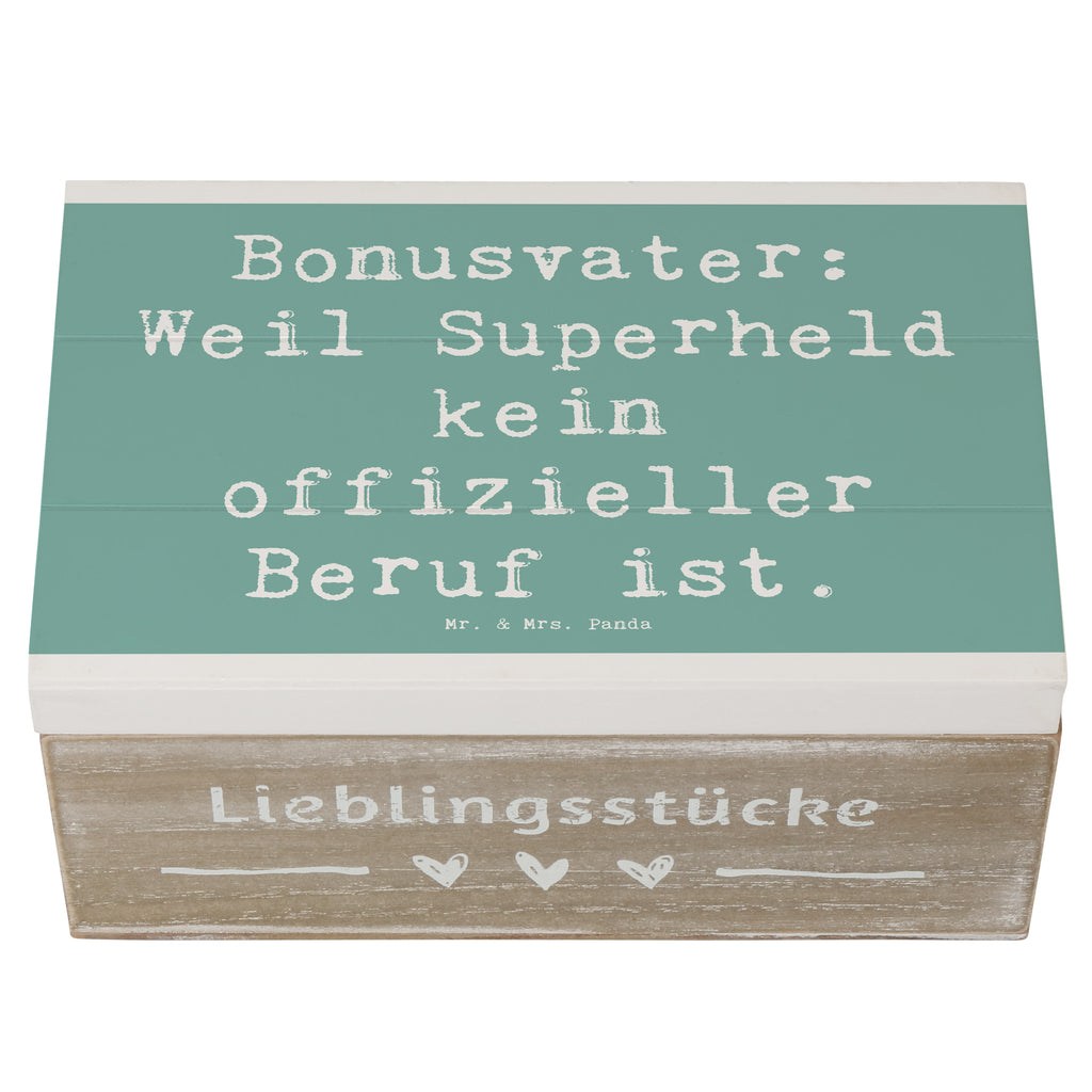 Holzkiste Spruch Bonusvater Superheld Holzkiste, Kiste, Schatzkiste, Truhe, Schatulle, XXL, Erinnerungsbox, Erinnerungskiste, Dekokiste, Aufbewahrungsbox, Geschenkbox, Geschenkdose, Familie, Vatertag, Muttertag, Bruder, Schwester, Mama, Papa, Oma, Opa