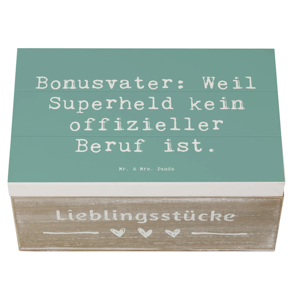 Holzkiste Spruch Bonusvater Superheld Holzkiste, Kiste, Schatzkiste, Truhe, Schatulle, XXL, Erinnerungsbox, Erinnerungskiste, Dekokiste, Aufbewahrungsbox, Geschenkbox, Geschenkdose, Familie, Vatertag, Muttertag, Bruder, Schwester, Mama, Papa, Oma, Opa