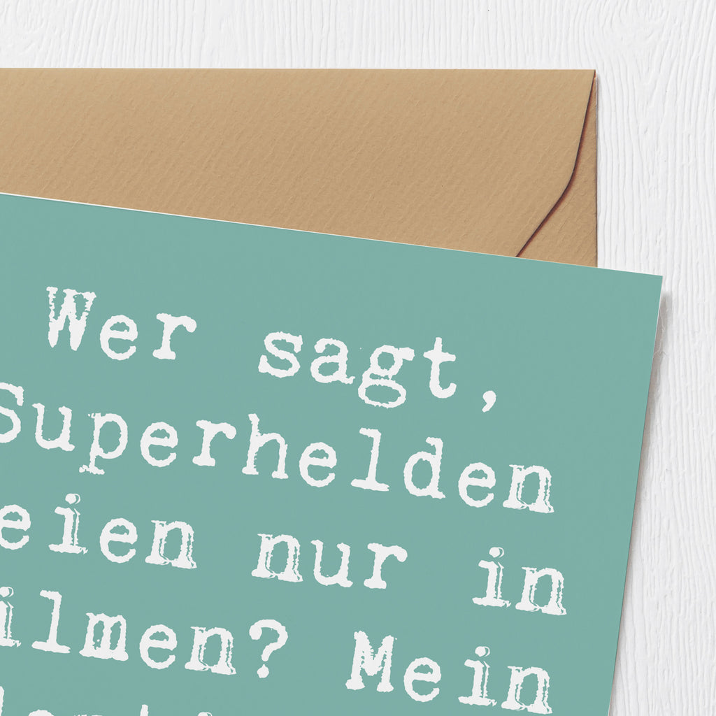 Deluxe Karte Spruch Adoptivvater Superheld Karte, Grußkarte, Klappkarte, Einladungskarte, Glückwunschkarte, Hochzeitskarte, Geburtstagskarte, Hochwertige Grußkarte, Hochwertige Klappkarte, Familie, Vatertag, Muttertag, Bruder, Schwester, Mama, Papa, Oma, Opa