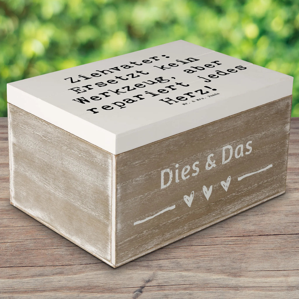 Holzkiste Spruch Ziehvater Herzreparatur Holzkiste, Kiste, Schatzkiste, Truhe, Schatulle, XXL, Erinnerungsbox, Erinnerungskiste, Dekokiste, Aufbewahrungsbox, Geschenkbox, Geschenkdose, Familie, Vatertag, Muttertag, Bruder, Schwester, Mama, Papa, Oma, Opa