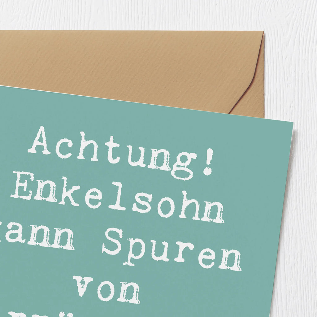 Deluxe Card Saying Achtung! Enkelsohn kann Spuren von Verrücktheit enthalten. Karte, Grußkarte, Klappkarte, Einladungskarte, Glückwunschkarte, Hochzeitskarte, Geburtstagskarte, Hochwertige Grußkarte, Hochwertige Klappkarte, Familie, Vatertag, Muttertag, Bruder, Schwester, Mama, Papa, Oma, Opa