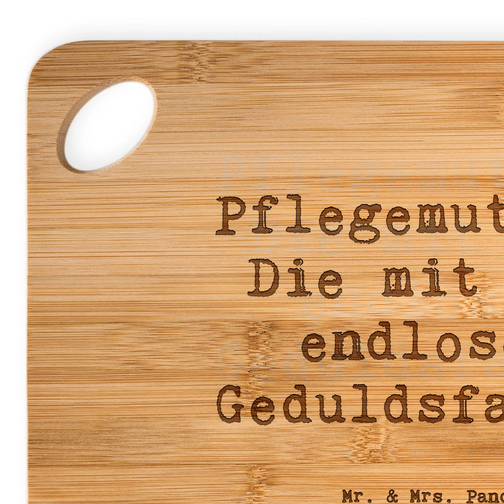 Bambus - Schneidebrett Spruch Pflegemutter: Die mit dem endlosen Geduldsfaden. Schneidebrett, Holzbrett, Küchenbrett, Frühstücksbrett, Hackbrett, Brett, Holzbrettchen, Servierbrett, Bretter, Holzbretter, Holz Bretter, Schneidebrett Holz, Holzbrett mit Gravur, Schneidbrett, Holzbrett Küche, Holzschneidebrett, Familie, Vatertag, Muttertag, Bruder, Schwester, Mama, Papa, Oma, Opa